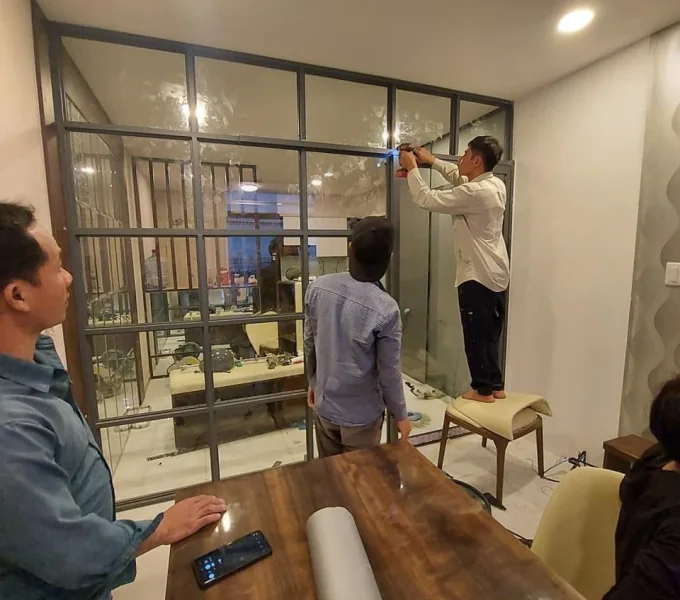 Vách kính khung sắt