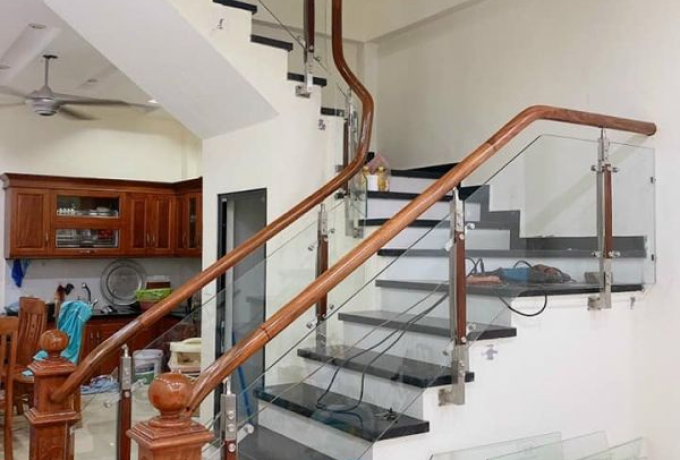 Làm Cầu Thang Kính Tại Quận 1 Uy Tín, Chuyên Nghiệp