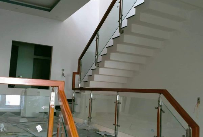 Làm Cầu Thang Kính Tại Tân Bình: Giải Pháp Hiện Đại Cho Không Gian