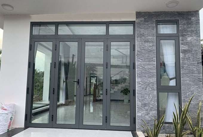 So Sánh Chi Tiết Cửa Nhôm Kính và Cửa Kính Cường Lực