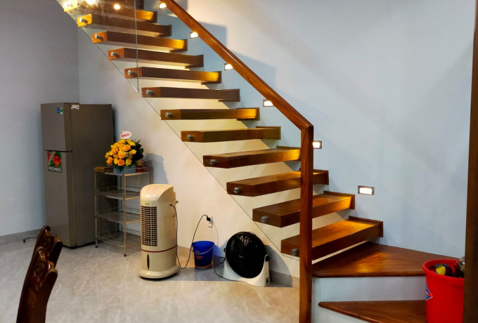So Sánh Cầu Thang Kính Và Cầu Thang Sắt - Ưu Nhược Điểm Chi Tiết 