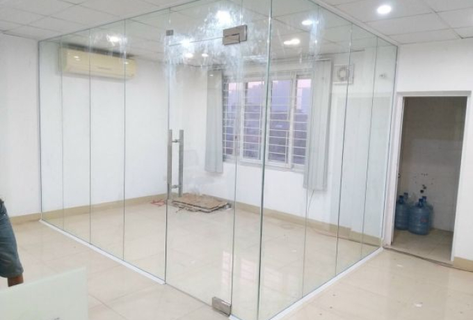 Báo Giá Vách Kính Cường Lực Và Các Yếu Tố Ảnh Hưởng Chi Phí Thi Công