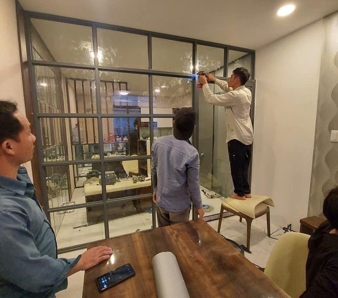 Vách kính khung sắt