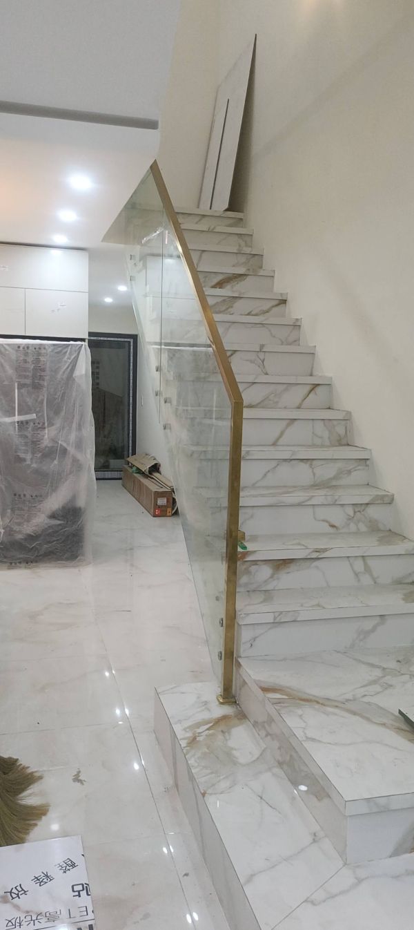 Mẫu cầu thang kính sang trọng tại Bình Chánh TPHCM