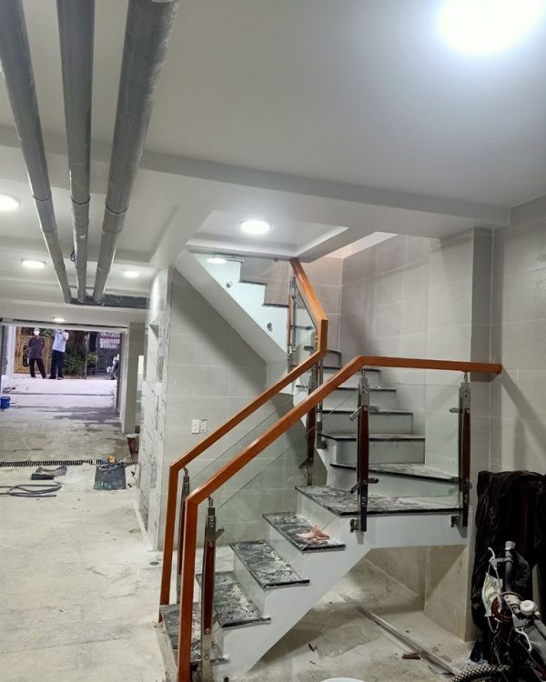 thi công cầu thang kính tại bình tân