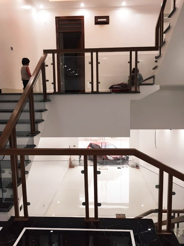 cầu thang kính tay vịn gỗ tại bình tân