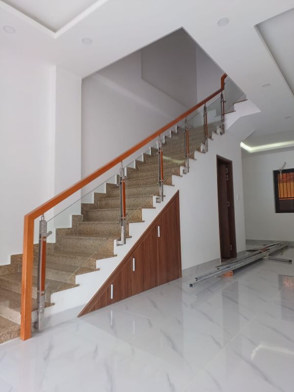 cầu thang kính tay vịn gỗ