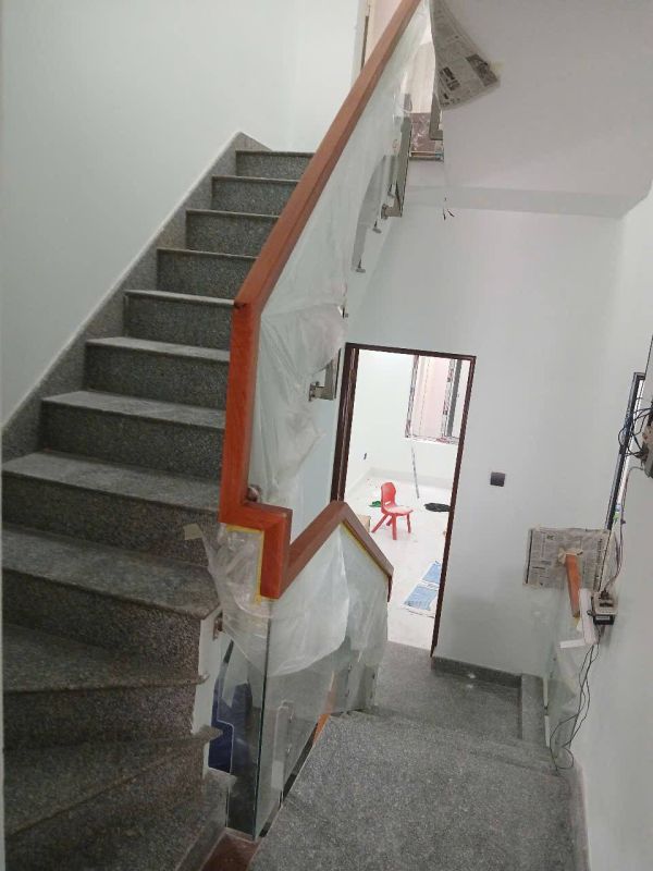 Mẫu cầu thang kính sang trọng tại Bình Thạnh TPHCM