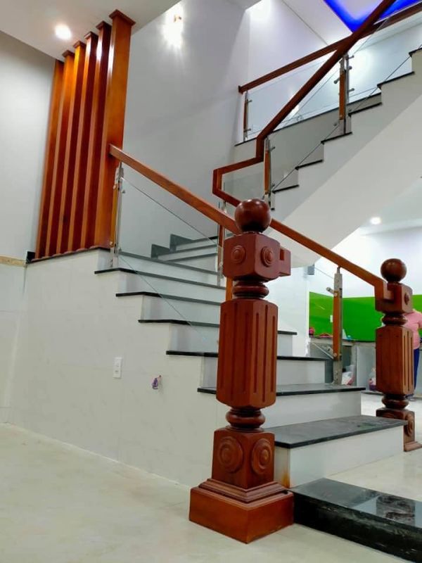 cầu thang kính chữ L tại Bình Thạnh