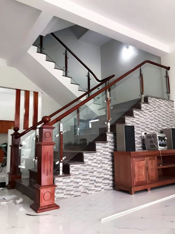 Công trình cầu thang kính chất lượng cao bởi Minh Phát Group