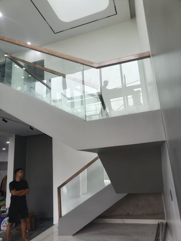 Mẫu cầu thang kính sang trọng tại Củ Chi TPHCM