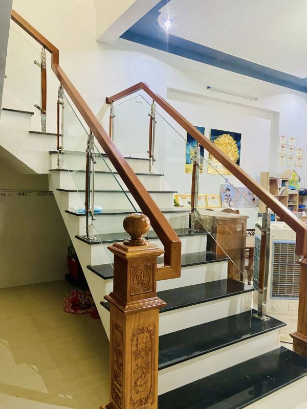 làm cầu thang kính hóc môn