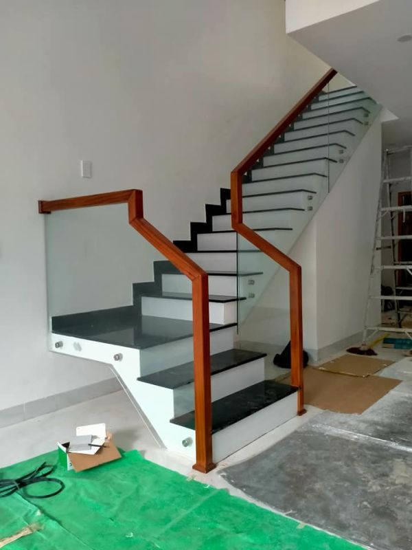 Thiết kế cầu thang kính chữ L tại Hóc Môn