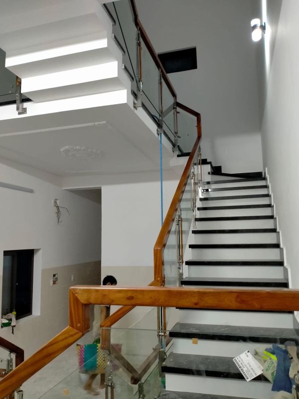cầu thang kính trụ dài
