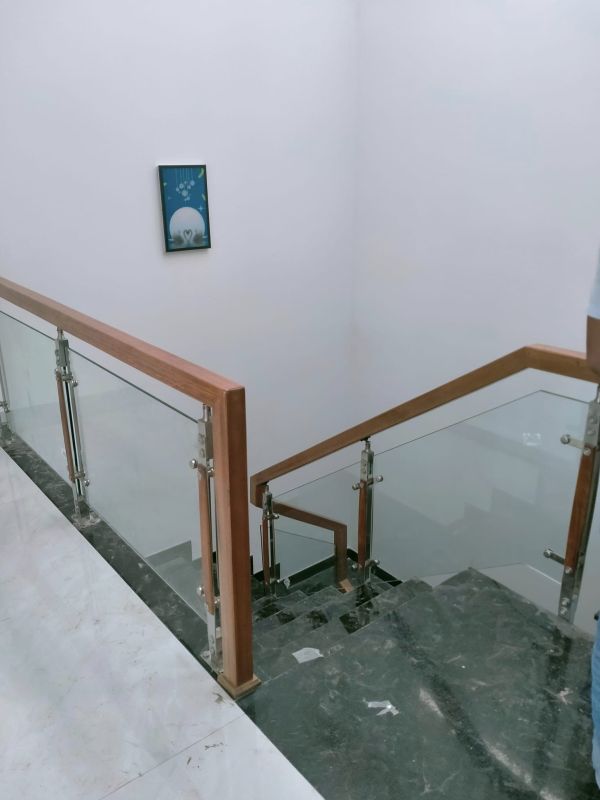 Mẫu cầu thang kính tại Quận 1 TPHCM