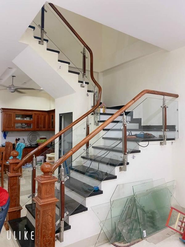 cầu thang kính tay vịn gỗ