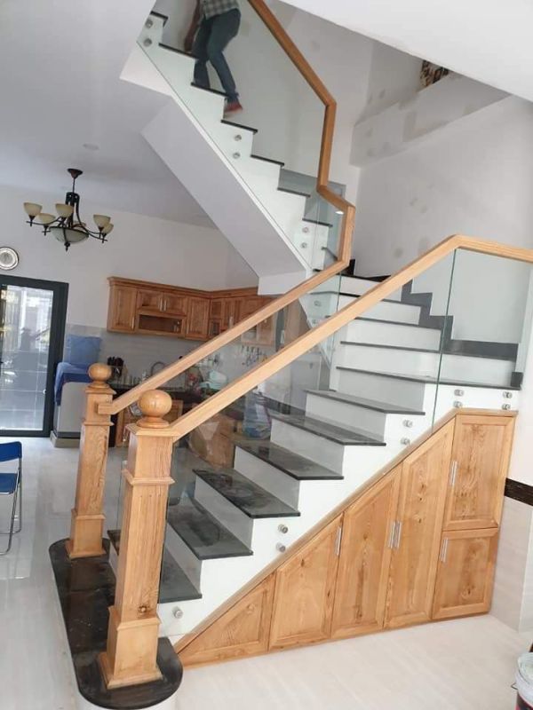 cầu thang kính tay vịn gỗ tại quận 10