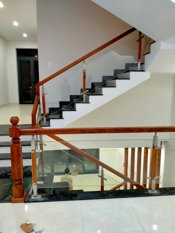 cầu thang kính tay vịn gỗ quận 12