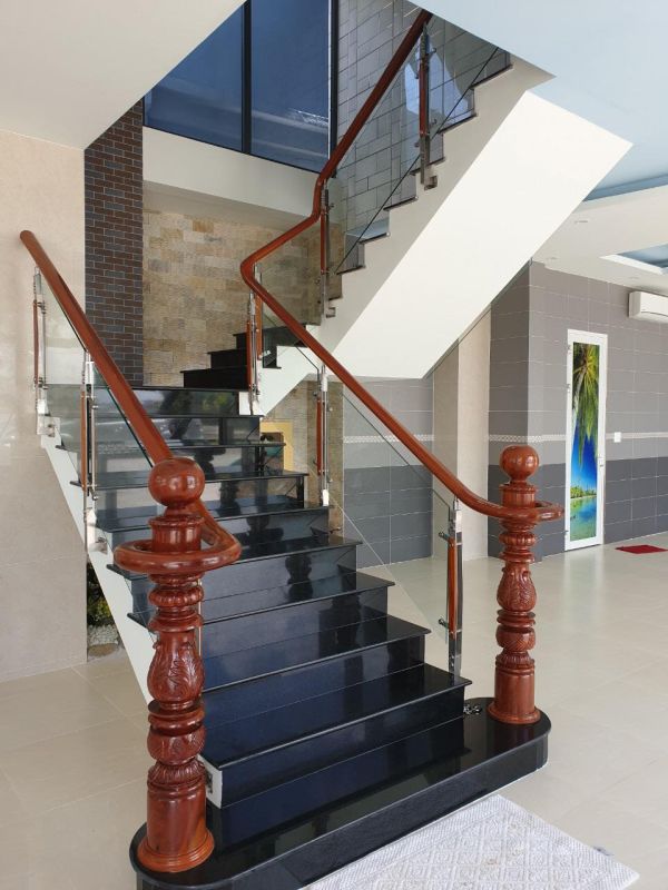 cầu thang kính tay vịn gỗ