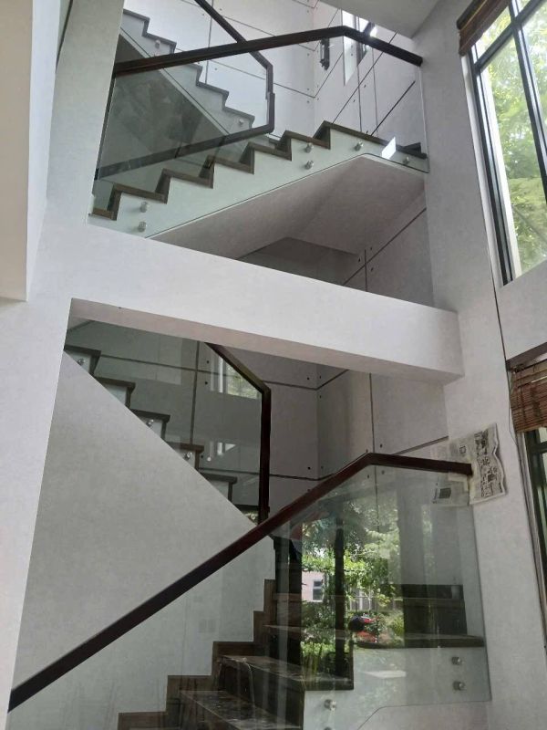 làm cầu thang kính quận 6