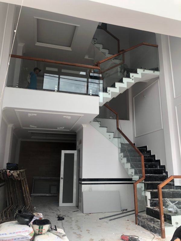 Thiết kế cầu thang kính thẳng tại Quận 7 TPHCM
