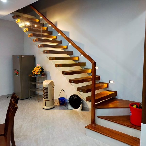 cầu thang kính cường lực