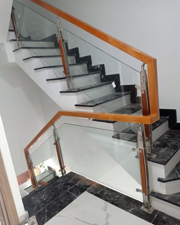 Mẫu cầu thang kính hiện đại tại Tân Phú TPHCM