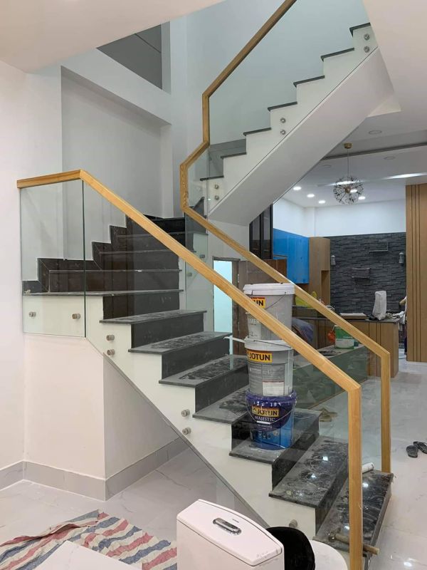 Mẫu cầu thang kính không trụ tại TPHCM