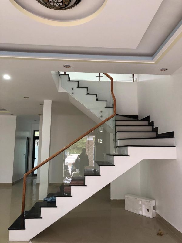 thi công cầu thang kính