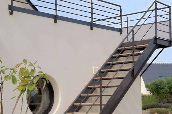 cầu thang sắt ngoài trời