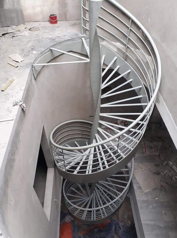 cầu thang sắt xoắn ốc