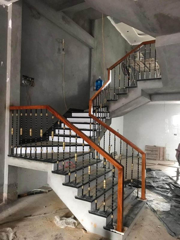 cầu thang sắt tay vịn gỗ