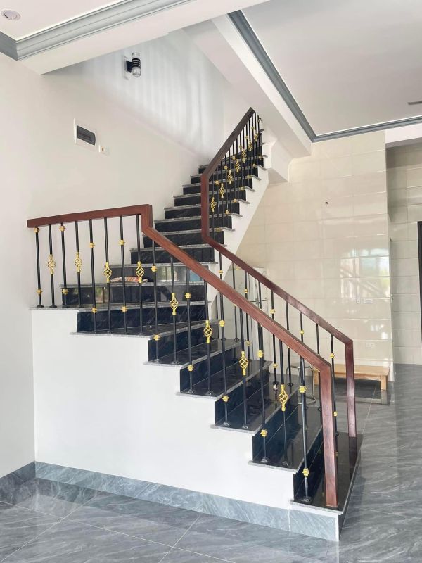 làm cầu thang sắt tay vịn gỗ