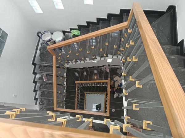 cầu thang sắt nghệ thuật tay vịn gỗ