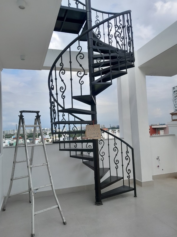 cầu thang sắt xoắn ốc