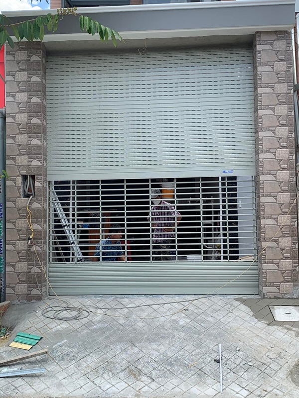 cửa cuốn xuyên sáng