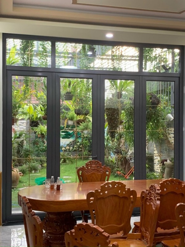 cửa nhôm kính showroom