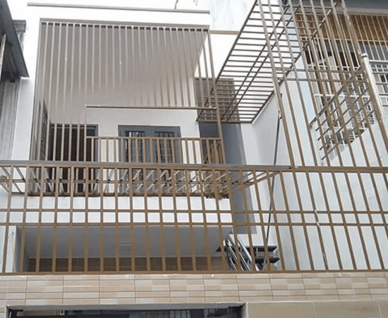khung sắt bảo vệ lan can