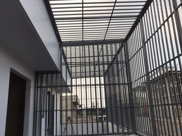 khung sắt bảo vệ ban công