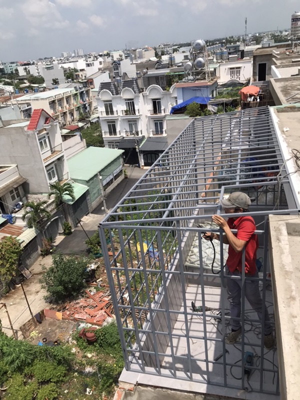 khung sắt bảo vệ ban công