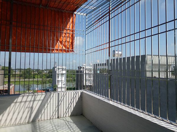 khung sắt bảo vệ sân thượng