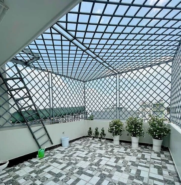khung sắt bảo vệ sân thượng