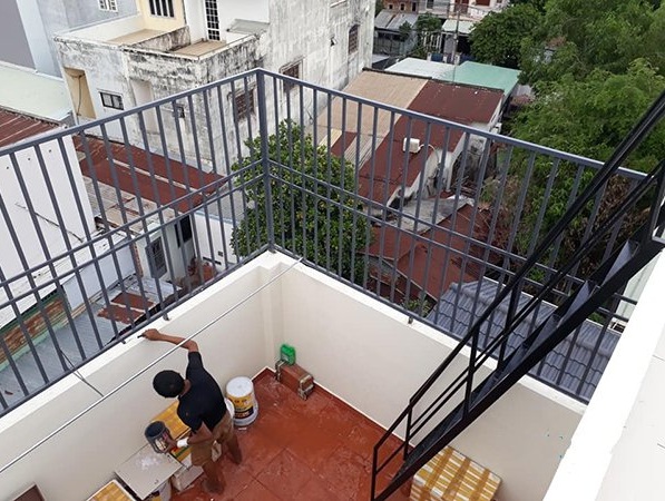 khung sắt bảo vệ lan can