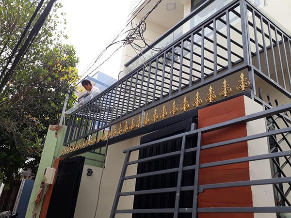 khung sắt bảo vệ sân trước nhà
