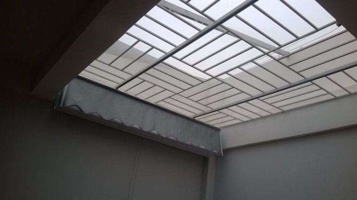 khung sắt bảo vệ giếng trời