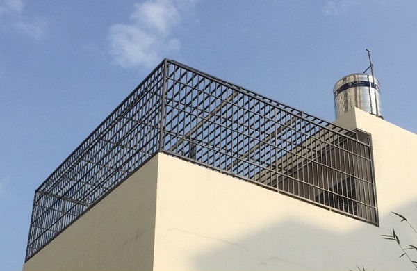 khung sắt bảo vệ sân thượng