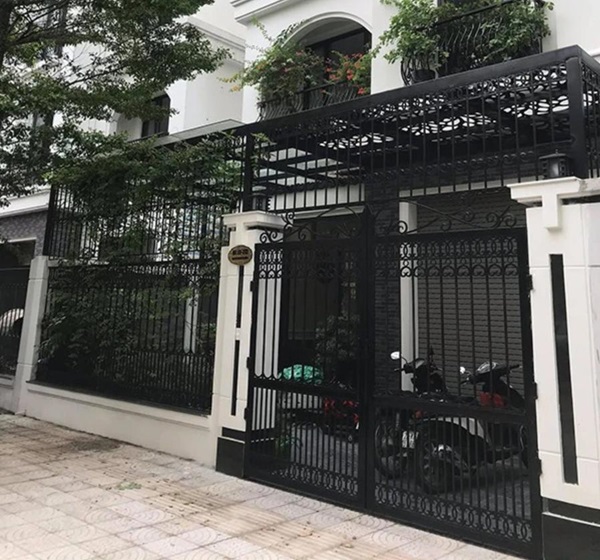 khung sắt bảo vệ trước nhà