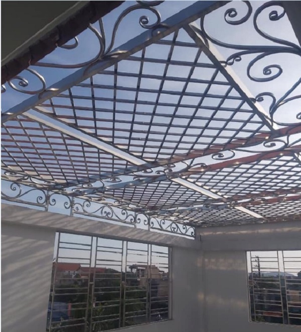 khung sắt bảo vệ sân thượng