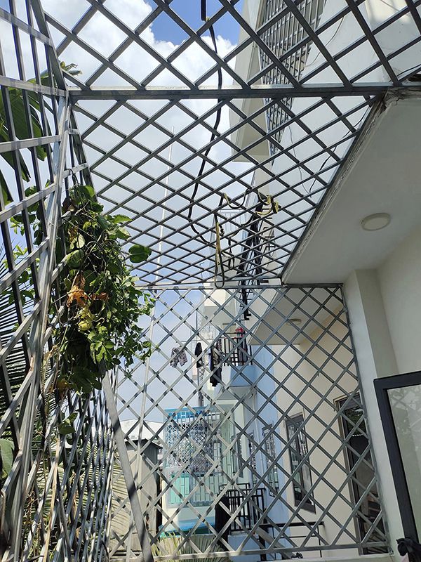 khung sắt bảo vệ