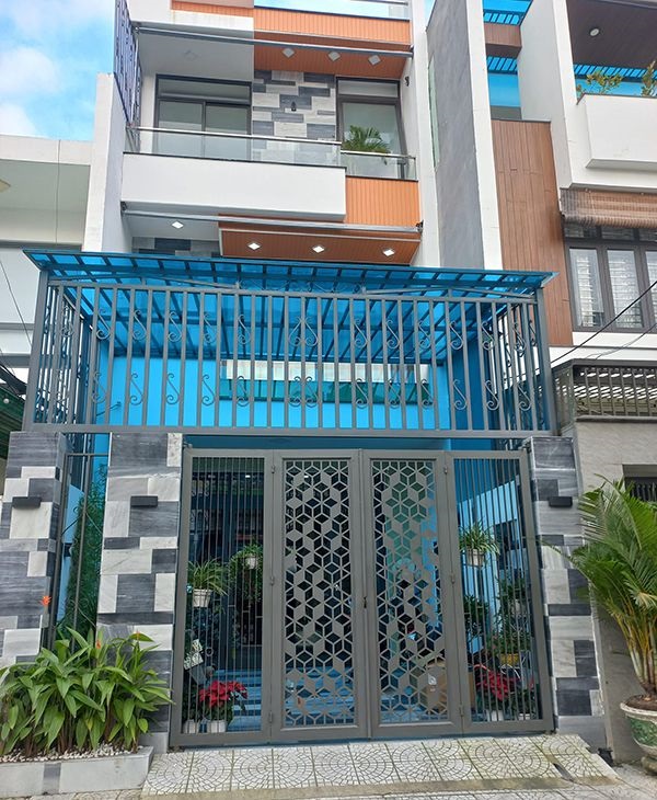 khung sắt bảo vệ trước nhà